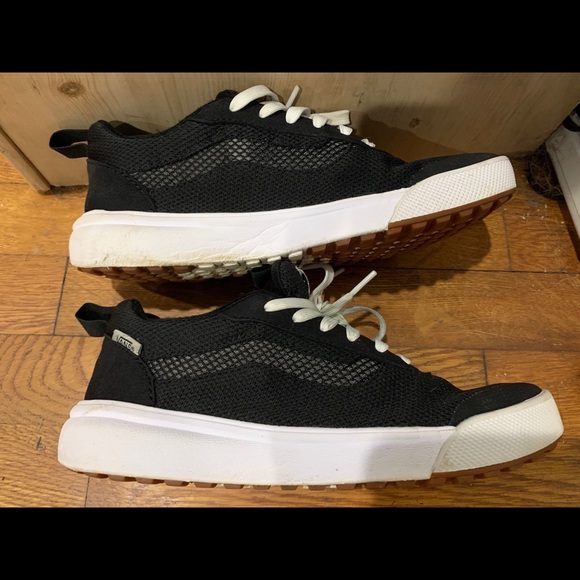 black vans tennis shoes